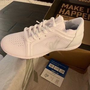 Varsity V4x White Cheer Shoes Size 7